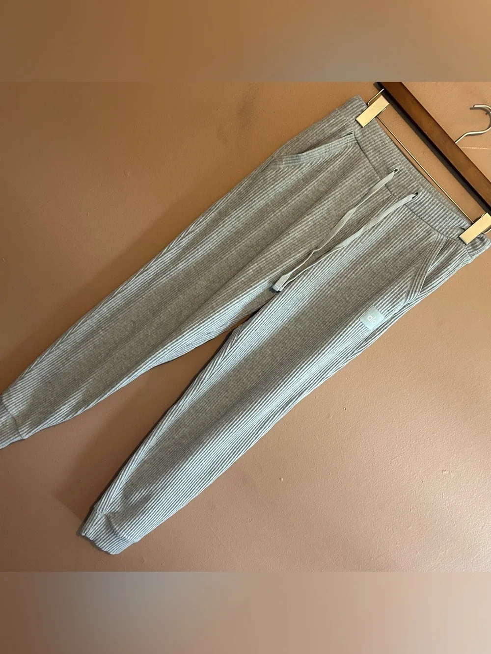 Alo Yoga Muse Ribbed Knit Joggers Sweatpants in Athletic Heather Grey Small